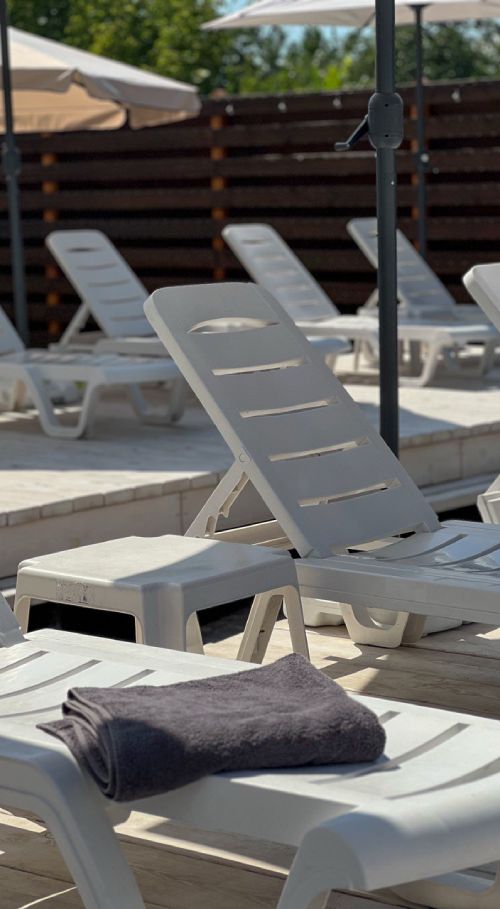 відпочинок біля басейну